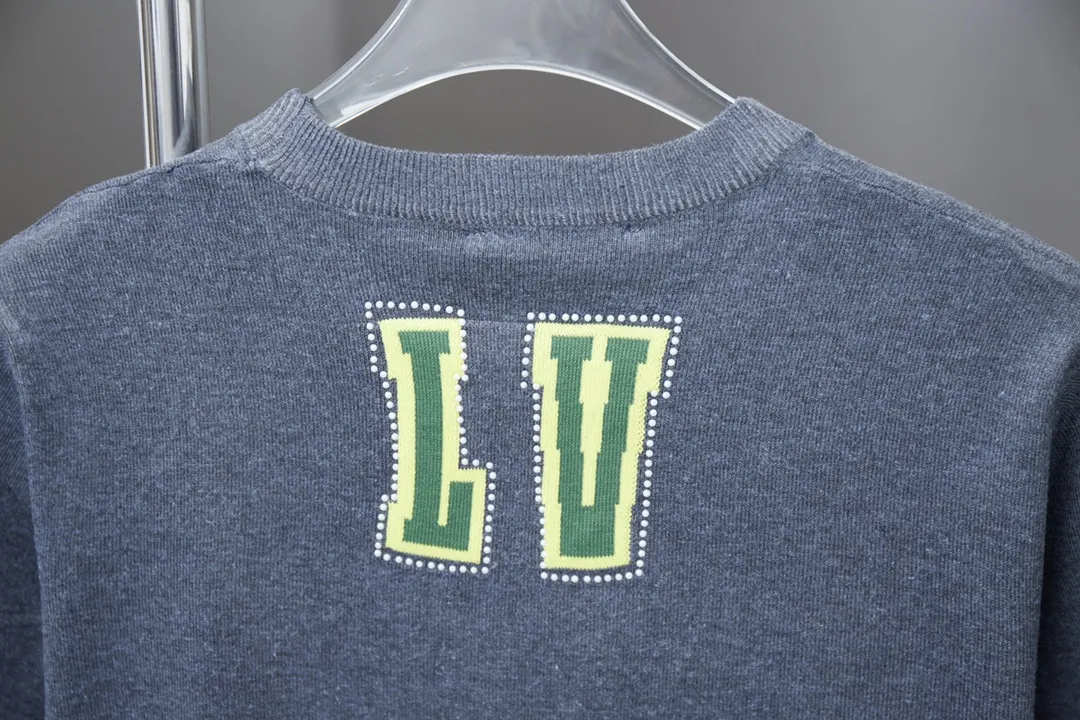 🅿️200 Louis LV 25ss spring and summer new style Intarsia pet series sole knitted short sleeves Light luxury essential item for daily commuting for men and women Correct version Welcome to compare Detailed features · High-viscosity cotton woolen fabric, high count cotton is added, dry and avoid stuffiness · Cute dog paw prints are used to highlight the Akebia style · Brilliant beading delicately depicts the edge of the pattern · Double-needle stitching across the seams · Original main mark, washed tag, brand moisture-proof paper packaging Color: Gray Size: S/M/L/XL